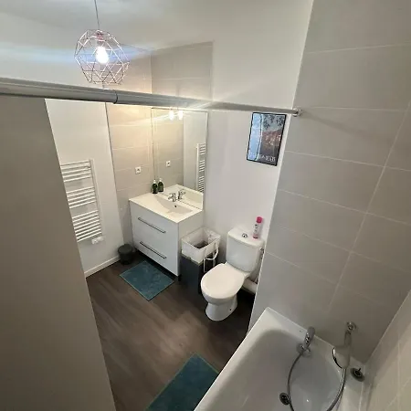 Maison Independante Avec Jardin Dans Proche De La *