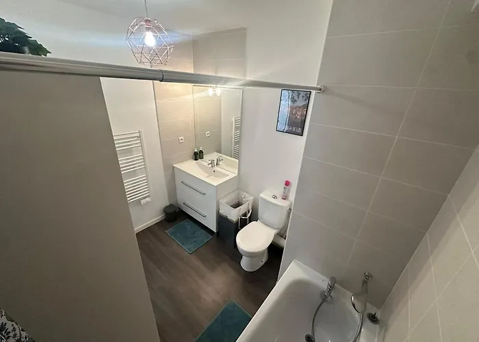 Maison Independante Avec Jardin Dans Proche De La *